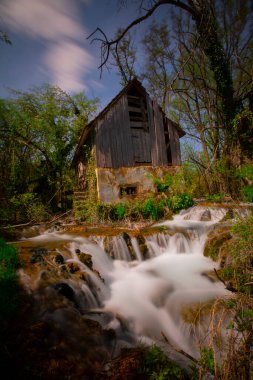 Una nehri akışı ve Bihac yakınlarındaki Una Milli Parkı 'nda dinlenme yeri - Bosna-Hersek