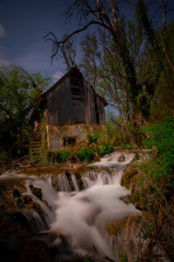 Una nehri akışı ve Bihac yakınlarındaki Una Milli Parkı 'nda dinlenme yeri - Bosna-Hersek