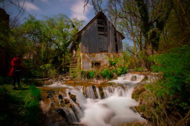 Una nehri akışı ve Bihac yakınlarındaki Una Milli Parkı 'nda dinlenme yeri - Bosna-Hersek