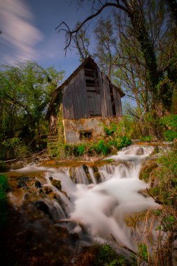 Una nehri akışı ve Bihac yakınlarındaki Una Milli Parkı 'nda dinlenme yeri - Bosna-Hersek