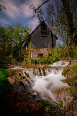 Una nehri akışı ve Bihac yakınlarındaki Una Milli Parkı 'nda dinlenme yeri - Bosna-Hersek