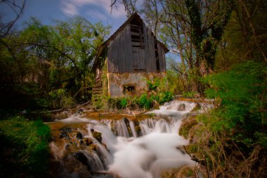 Una nehri akışı ve Bihac yakınlarındaki Una Milli Parkı 'nda dinlenme yeri - Bosna-Hersek