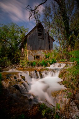 Una nehri akışı ve Bihac yakınlarındaki Una Milli Parkı 'nda dinlenme yeri - Bosna-Hersek