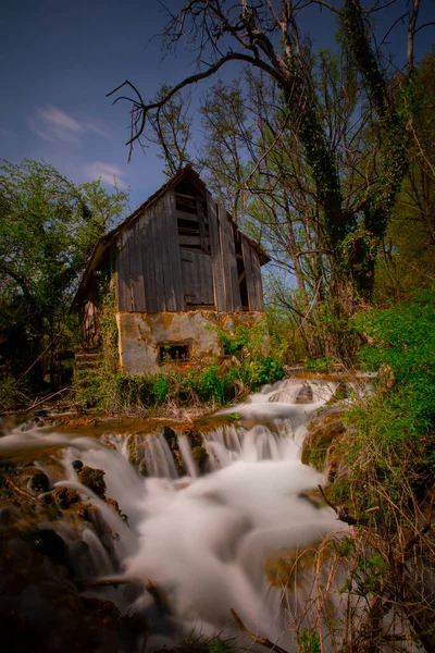 Una nehri akışı ve Bihac yakınlarındaki Una Milli Parkı 'nda dinlenme yeri - Bosna-Hersek
