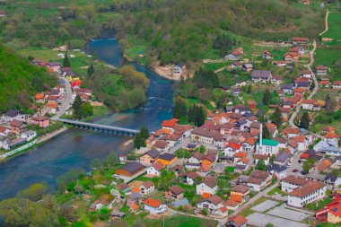 Una nehri akışı ve Bihac yakınlarındaki Una Milli Parkı 'nda dinlenme yeri - Bosna-Hersek