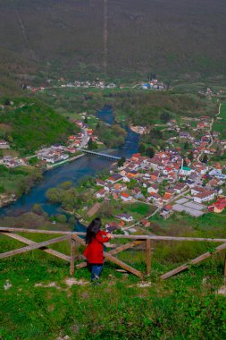 Una nehri akışı ve Bihac yakınlarındaki Una Milli Parkı 'nda dinlenme yeri - Bosna-Hersek