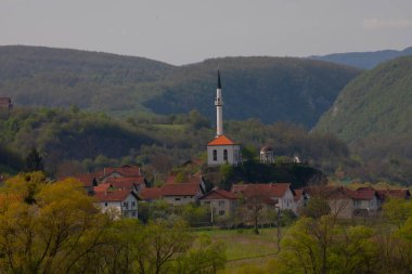 Una nehri akışı ve Bihac yakınlarındaki Una Milli Parkı 'nda dinlenme yeri - Bosna-Hersek