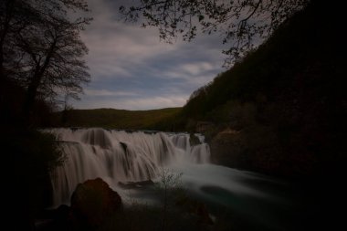 Una nehri akışı ve Bihac yakınlarındaki Una Milli Parkı 'nda dinlenme yeri - Bosna-Hersek