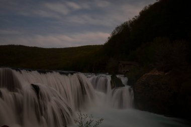Una nehri akışı ve Bihac yakınlarındaki Una Milli Parkı 'nda dinlenme yeri - Bosna-Hersek