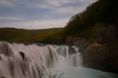 Una nehri akışı ve Bihac yakınlarındaki Una Milli Parkı 'nda dinlenme yeri - Bosna-Hersek