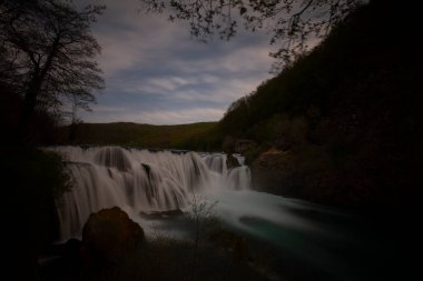 Una nehri akışı ve Bihac yakınlarındaki Una Milli Parkı 'nda dinlenme yeri - Bosna-Hersek