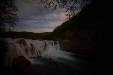 Una nehri akışı ve Bihac yakınlarındaki Una Milli Parkı 'nda dinlenme yeri - Bosna-Hersek