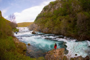 Una nehri akışı ve Bihac yakınlarındaki Una Milli Parkı 'nda dinlenme yeri - Bosna-Hersek