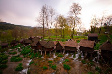 Una nehri akışı ve Bihac yakınlarındaki Una Milli Parkı 'nda dinlenme yeri - Bosna-Hersek
