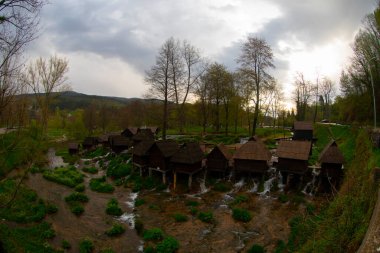 Una nehri akışı ve Bihac yakınlarındaki Una Milli Parkı 'nda dinlenme yeri - Bosna-Hersek