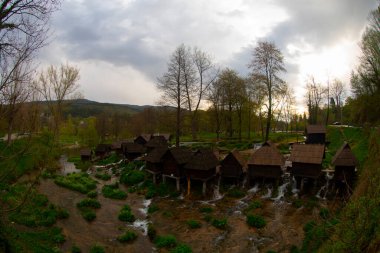 Una nehri akışı ve Bihac yakınlarındaki Una Milli Parkı 'nda dinlenme yeri - Bosna-Hersek