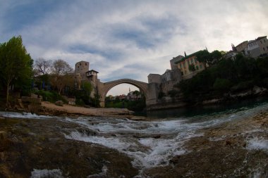 Mostar, Bosna-Hersek. Eski Köprü, Stari Most, zümrüt nehri Neretva ile.