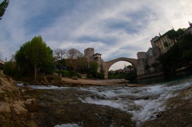 Mostar, Bosna-Hersek. Eski Köprü, Stari Most, zümrüt nehri Neretva ile.