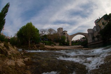 Mostar, Bosna-Hersek. Eski Köprü, Stari Most, zümrüt nehri Neretva ile.