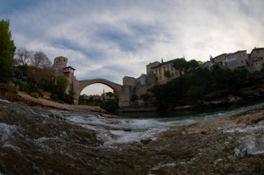 Mostar, Bosna-Hersek. Eski Köprü, Stari Most, zümrüt nehri Neretva ile.