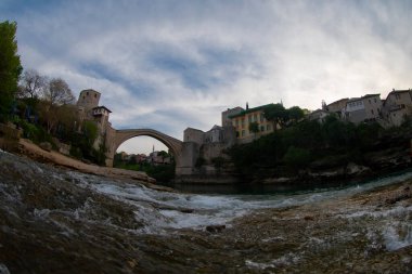 Mostar, Bosna-Hersek. Eski Köprü, Stari Most, zümrüt nehri Neretva ile.