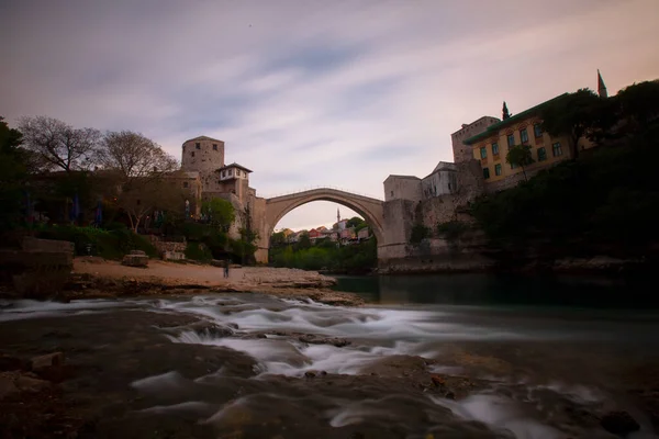 Mostar Bosna Hercegovina Starý Most Stari Most Smaragdovou Řekou Neretvou — Stock fotografie