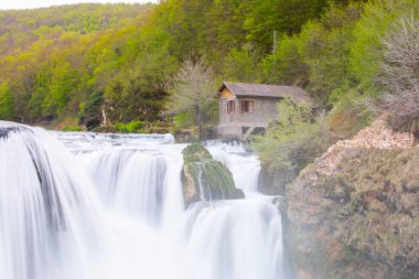 Şelale Strbacki Buk Bosna 'daki Una Nehri üzerinde