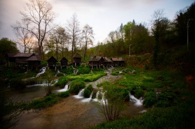 Bosna-Hersek 'in Jajce kentinde şelalelerin üzerine inşa edilmiş küçük ahşap fabrikaları.