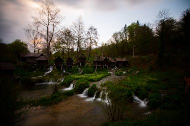 Bosna-Hersek 'in Jajce kentinde şelalelerin üzerine inşa edilmiş küçük ahşap fabrikaları.