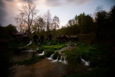 Bosna-Hersek 'in Jajce kentinde şelalelerin üzerine inşa edilmiş küçük ahşap fabrikaları.