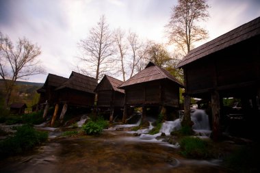 Bosna-Hersek 'in Jajce kentinde şelalelerin üzerine inşa edilmiş küçük ahşap fabrikaları.