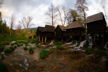 Bosna-Hersek 'in Jajce kentinde şelalelerin üzerine inşa edilmiş küçük ahşap fabrikaları.