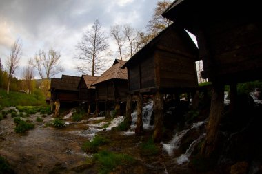 Bosna-Hersek 'in Jajce kentinde şelalelerin üzerine inşa edilmiş küçük ahşap fabrikaları.