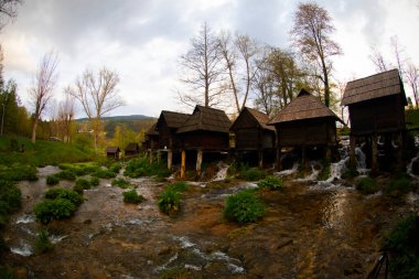 Bosna-Hersek 'in Jajce kentinde şelalelerin üzerine inşa edilmiş küçük ahşap fabrikaları.