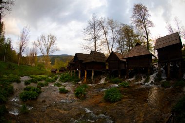 Bosna-Hersek 'in Jajce kentinde şelalelerin üzerine inşa edilmiş küçük ahşap fabrikaları.