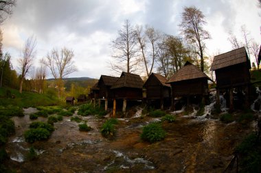Bosna-Hersek 'in Jajce kentinde şelalelerin üzerine inşa edilmiş küçük ahşap fabrikaları.