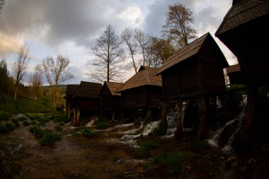 Bosna-Hersek 'in Jajce kentinde şelalelerin üzerine inşa edilmiş küçük ahşap fabrikaları.