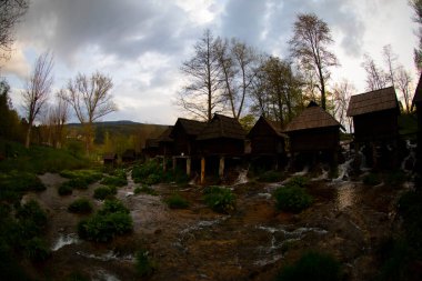 Bosna-Hersek 'in Jajce kentinde şelalelerin üzerine inşa edilmiş küçük ahşap fabrikaları.