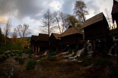 Bosna-Hersek 'in Jajce kentinde şelalelerin üzerine inşa edilmiş küçük ahşap fabrikaları.