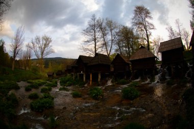 Bosna-Hersek 'in Jajce kentinde şelalelerin üzerine inşa edilmiş küçük ahşap fabrikaları.