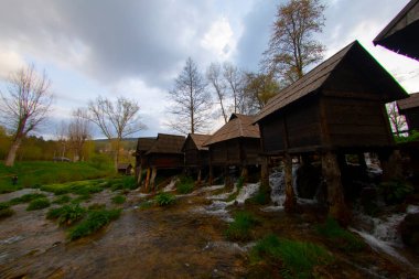 Bosna-Hersek 'in Jajce kentinde şelalelerin üzerine inşa edilmiş küçük ahşap fabrikaları.