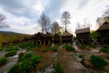 Bosna-Hersek 'in Jajce kentinde şelalelerin üzerine inşa edilmiş küçük ahşap fabrikaları.