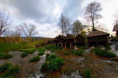 Bosna-Hersek 'in Jajce kentinde şelalelerin üzerine inşa edilmiş küçük ahşap fabrikaları.