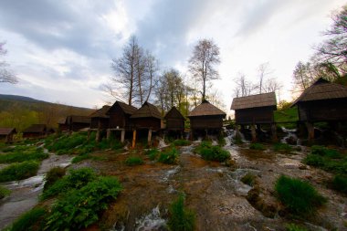 Bosna-Hersek 'in Jajce kentinde şelalelerin üzerine inşa edilmiş küçük ahşap fabrikaları.