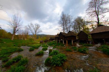 Bosna-Hersek 'in Jajce kentinde şelalelerin üzerine inşa edilmiş küçük ahşap fabrikaları.