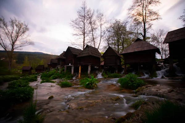 Bosna-Hersek 'in Jajce kentinde şelalelerin üzerine inşa edilmiş küçük ahşap fabrikaları.