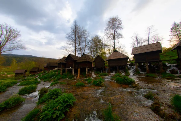 Bosna-Hersek 'in Jajce kentinde şelalelerin üzerine inşa edilmiş küçük ahşap fabrikaları.