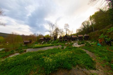 Bosna-Hersek 'in Jajce kentinde şelalelerin üzerine inşa edilmiş küçük ahşap fabrikaları.