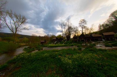 Bosna-Hersek 'in Jajce kentinde şelalelerin üzerine inşa edilmiş küçük ahşap fabrikaları.