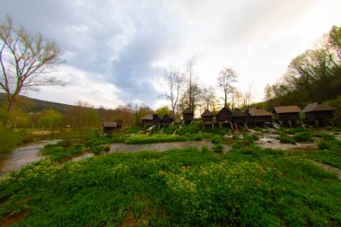 Bosna-Hersek 'in Jajce kentinde şelalelerin üzerine inşa edilmiş küçük ahşap fabrikaları.